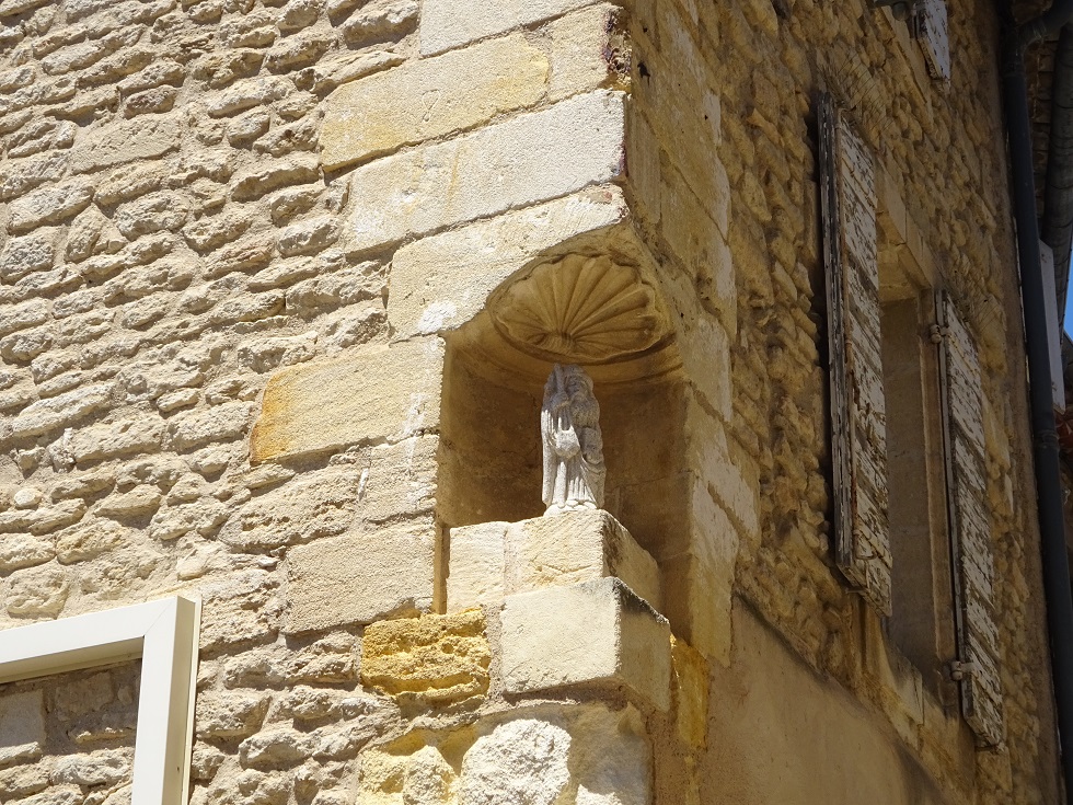 Détail sur une façade après avoir passé la porte de Savoie pour remonter vers le château