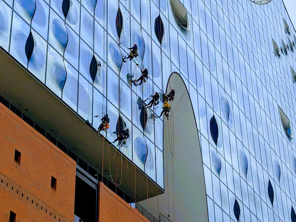 FRÜHJAHRSPUTZ FÜR DIE HAMBURGER ELBPHILHARMONIE