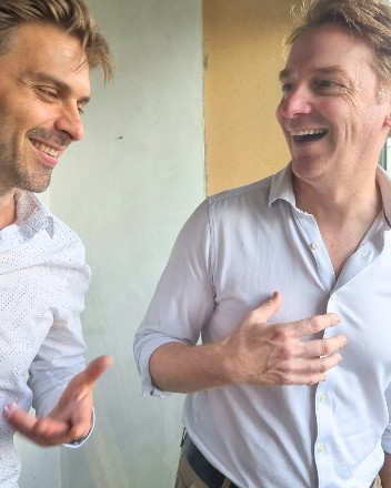 Gute Laune bei den am Umbau beteiligten Machern: Geschäftsführer Till Heckel (l.) im Gespräch mit Daniel Mudroh