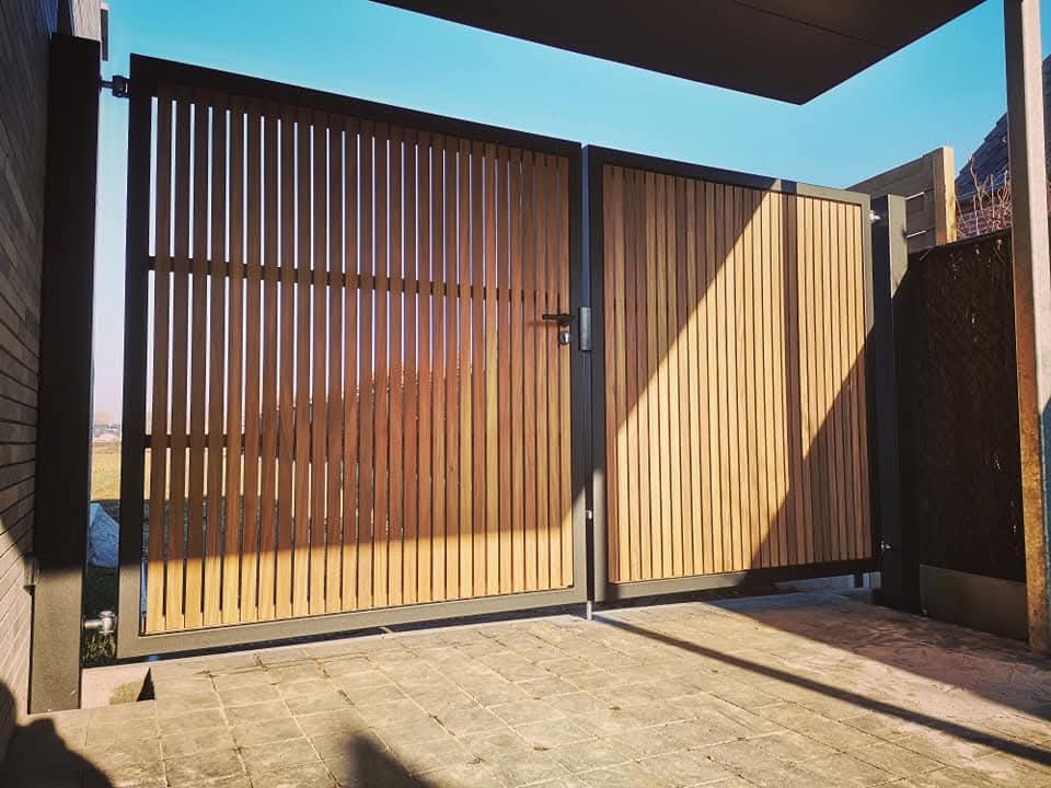 Draaipoort met afromosia open bekleding
