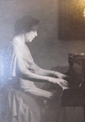 Clara Faisst am Klavier, etwa 1930