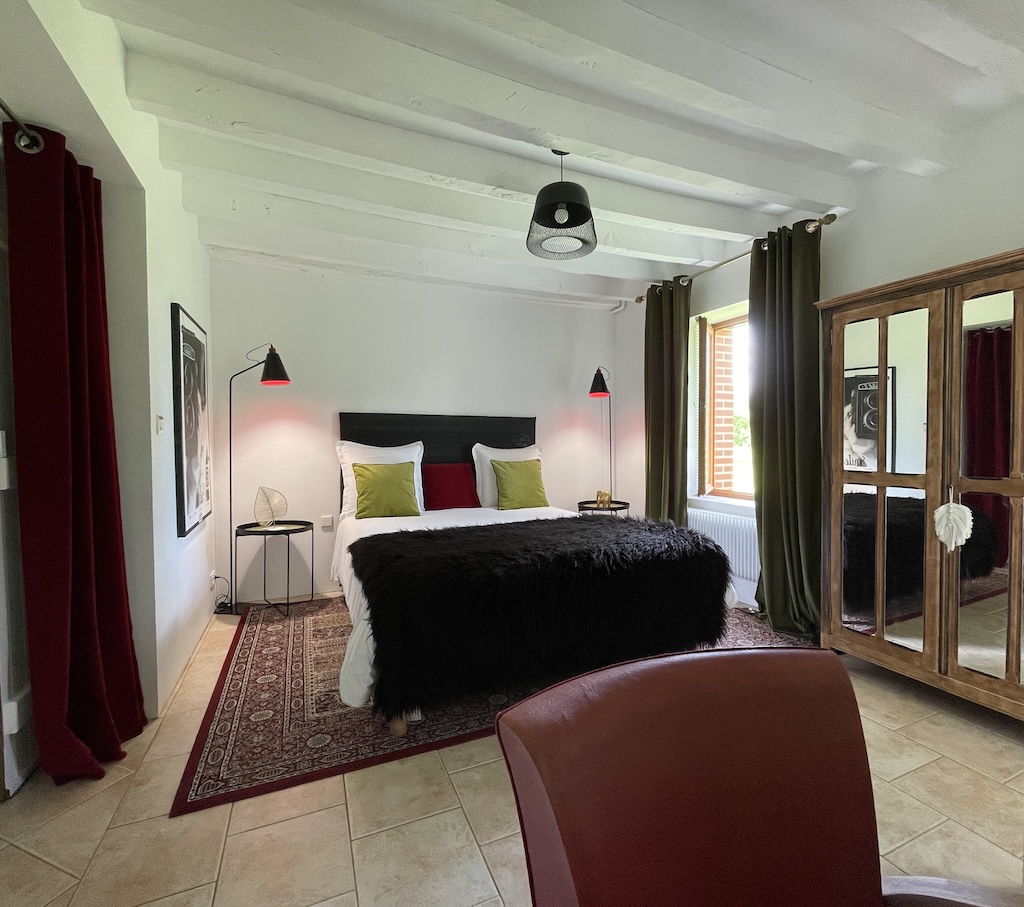 Chambre au rez-de-chaussée avec lit king size - Des tons blanc, mousse, lie de vin