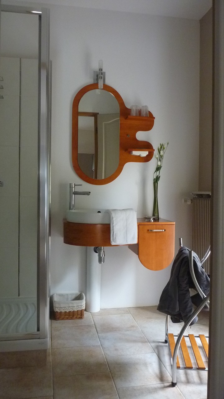Douche, lavabo, wc, sèche-cheveux