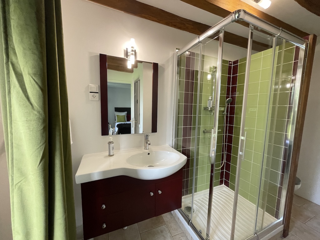 Salle d'eau privative (douche, lavabo, wc, sèche-cheveux)