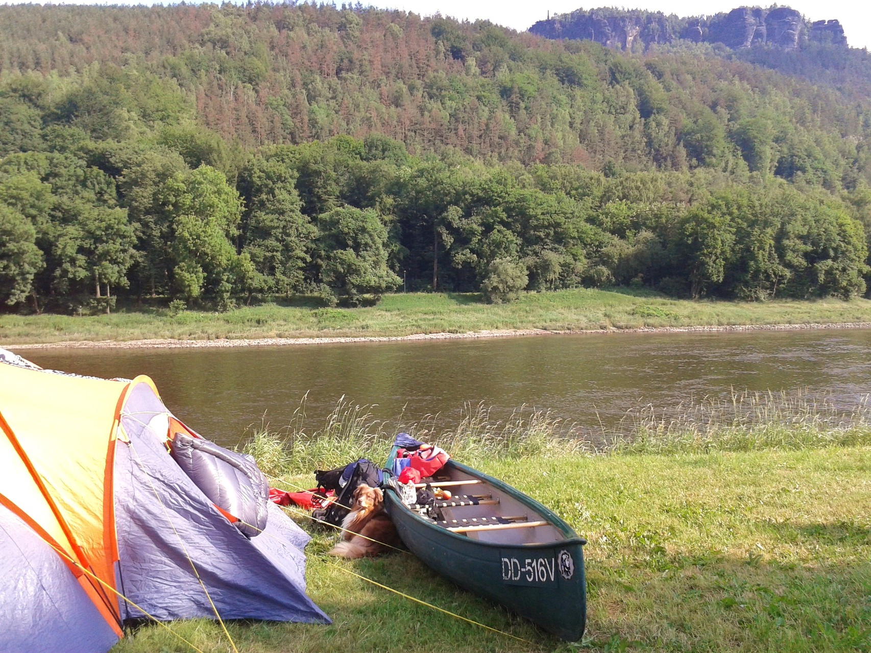 Camping an der Elbe. Im Hintergrund der Lilienstein.