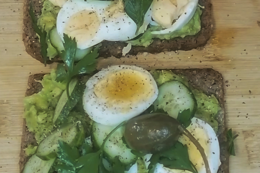 Power-Stulle mit Avocado und Ei