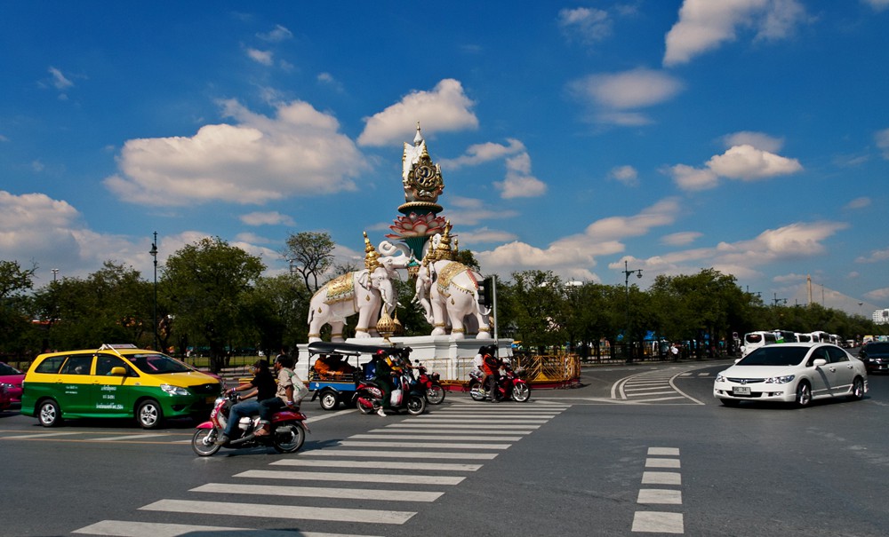  Elefantenstatue vor dem Königspalast in Bangkok