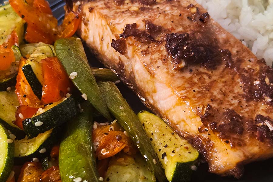 Marinierter Lachs mit Sesam-Gemüse