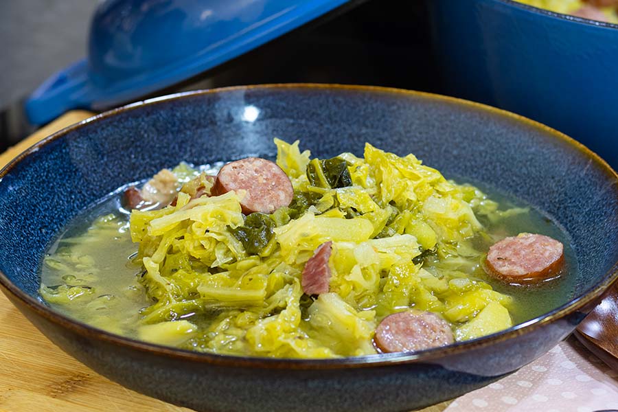 Wirsing‑Eintopf mit Räucherwurst