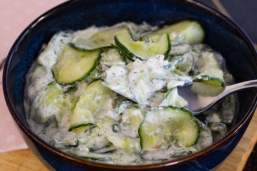 Omas klassischer Gurkensalat
