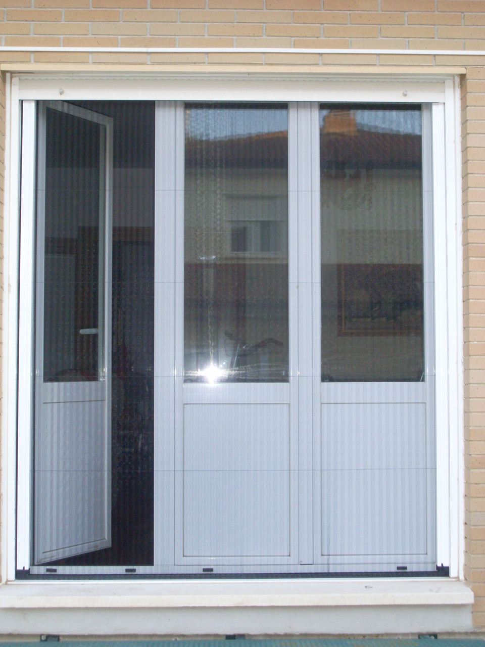 Puerta mosquitera abatible