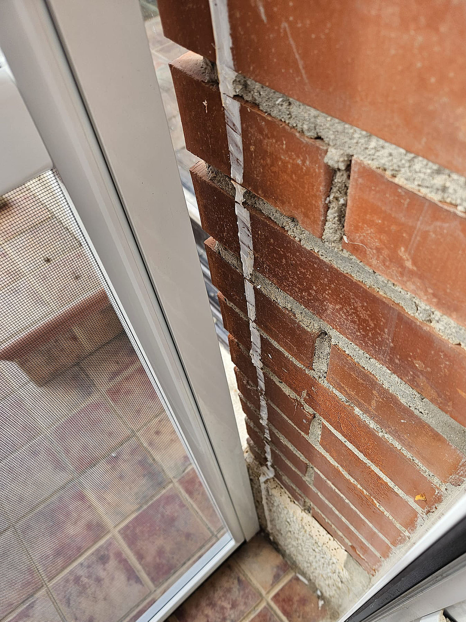 Instalación de mosquitera para puerta de entrada
