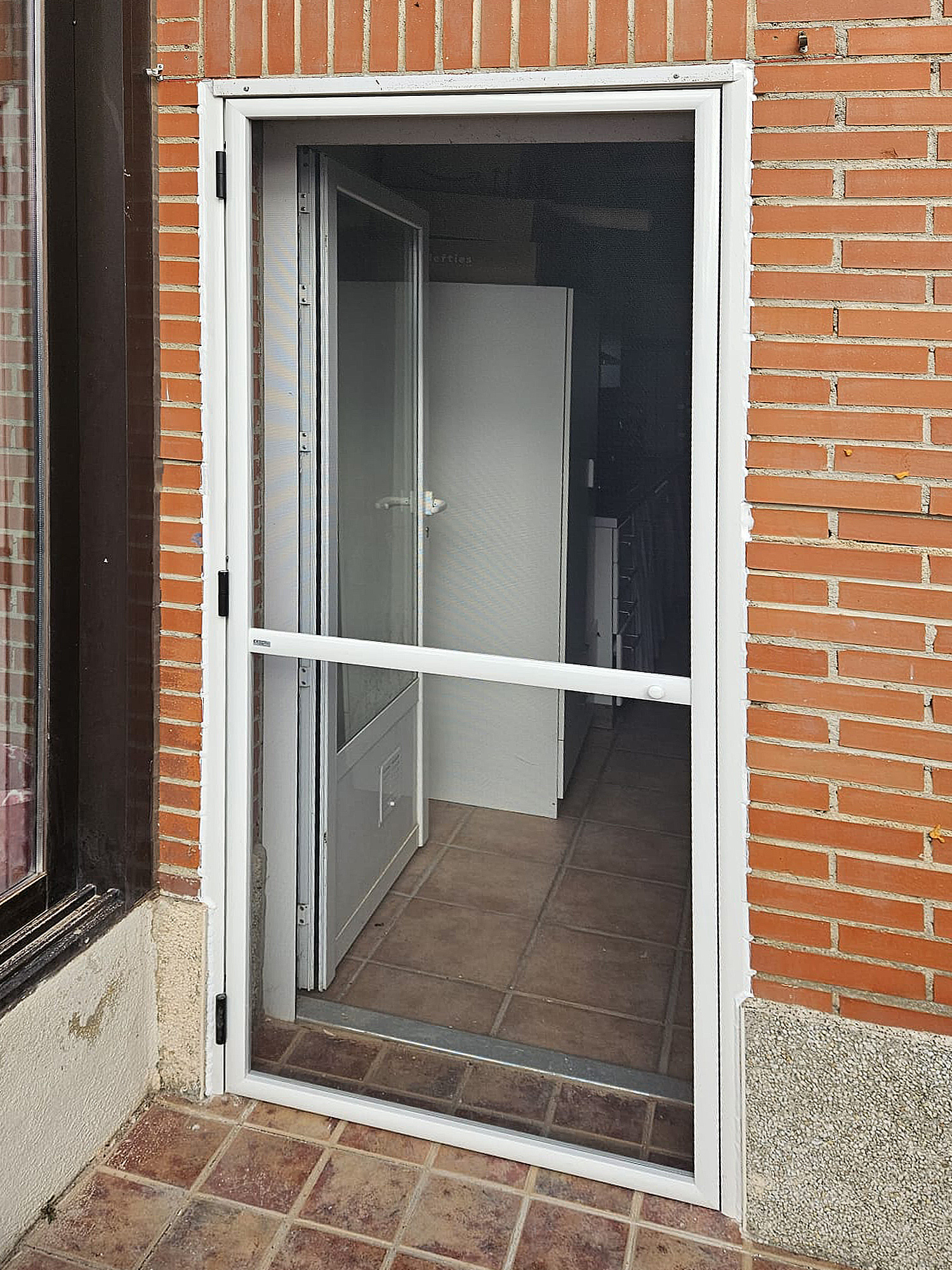 Instalación de puerta abatible para mosquitera