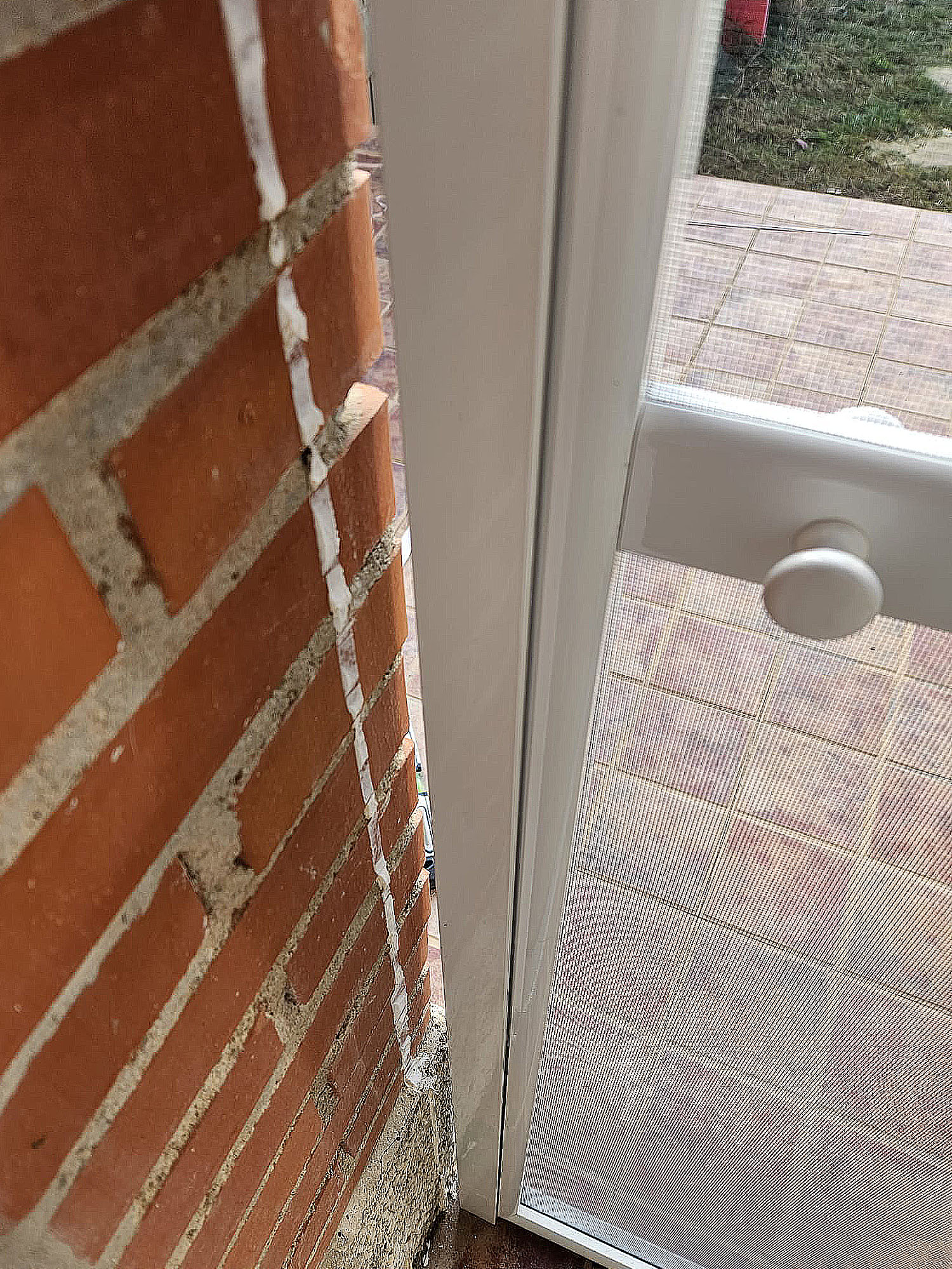 Mosquiteras abatibles con pomo