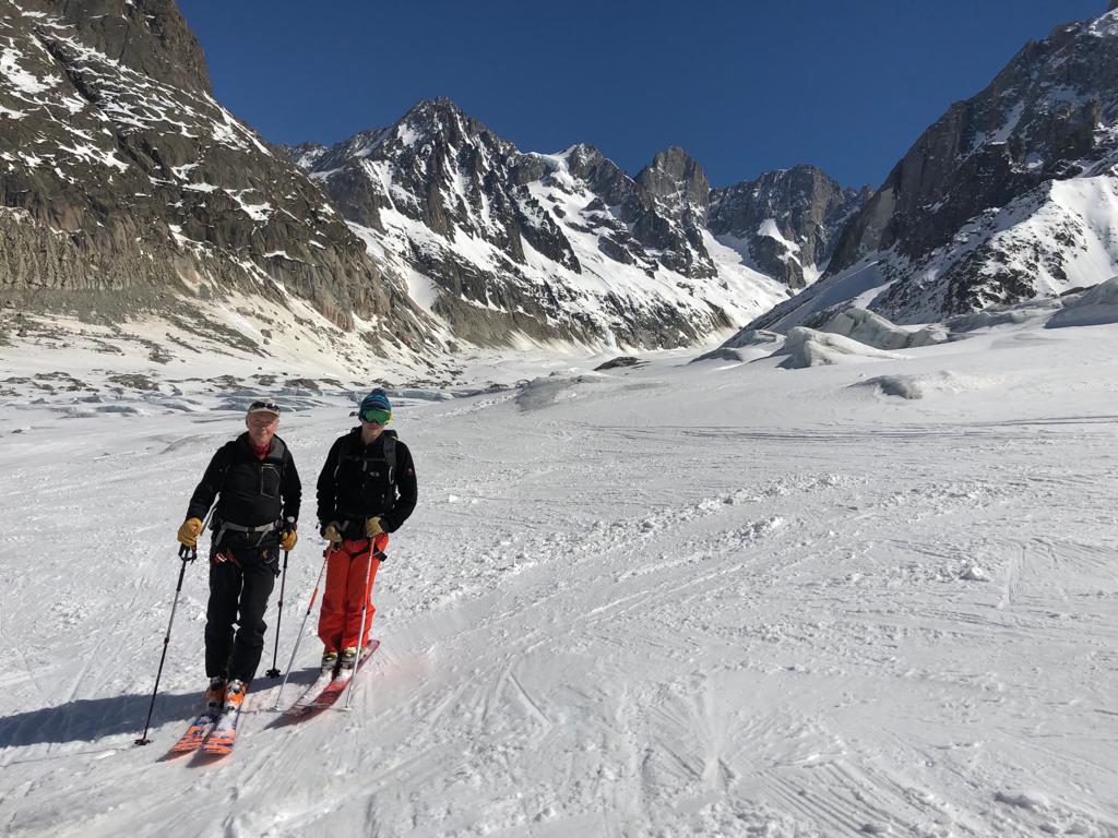 Skis aux pieds sur la Mer de Glace