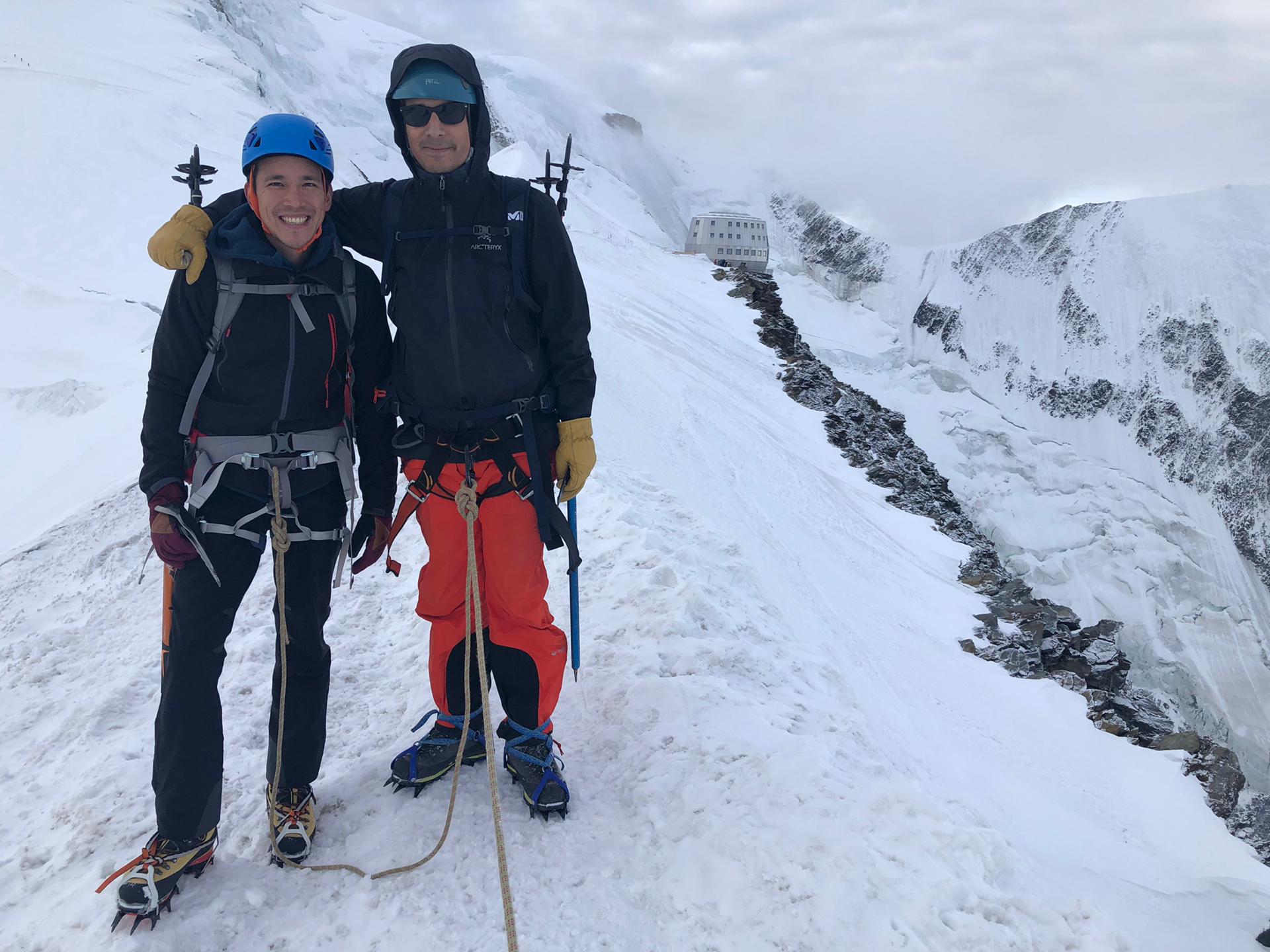 Les 2 compères devant le Refuge du Gouter