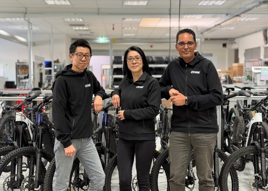 Das neue Führungstrio der Yamaha Motor eBike Systems GmbH in Berlin: Geschäftsführerin Yuki Doi zusammen mit ihren Stellvertretern Naoya Igo (l.) und Dr. Daniel Wolde-Giorgis. (Foto: Yamaha eBike Systems)