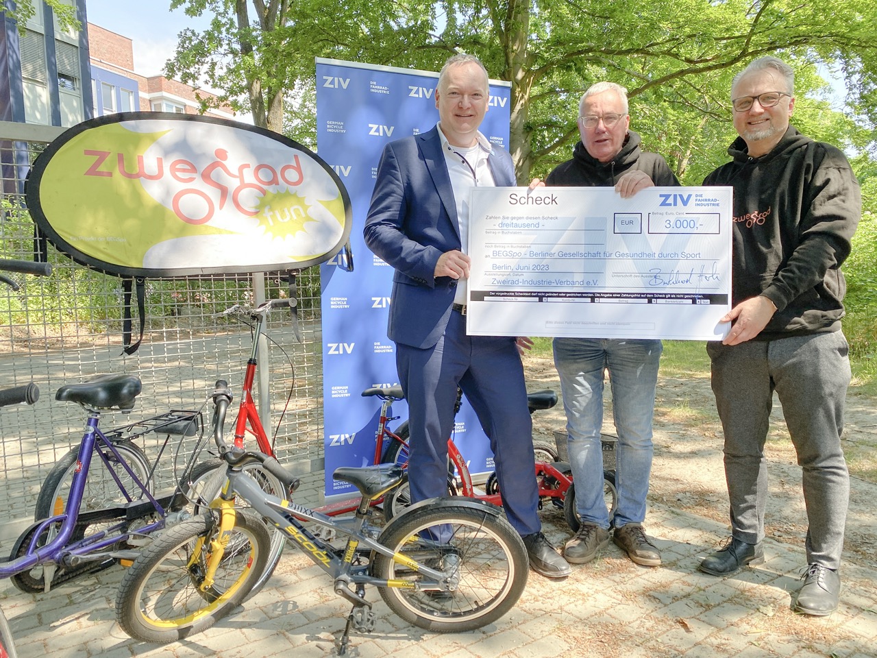 Erfolgreiche Hilfskampagne nach Transporter-Diebstahl: Fahrradprojekt für Kinder und Jugendliche wieder fahrbereit