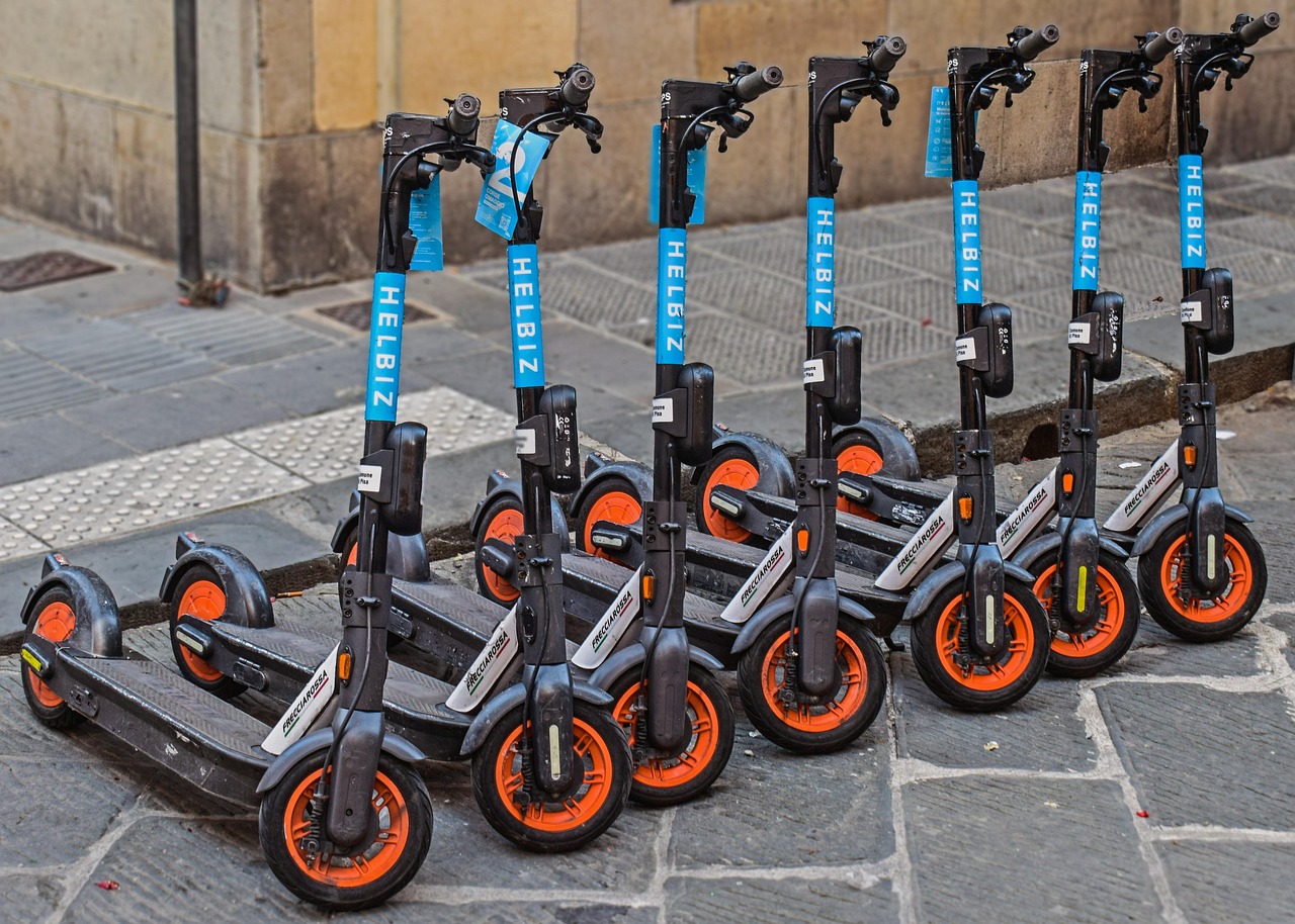 Geplanter E-Scooter-Stopp auf Gehwegen: Bundesverkehrsministerium legt Entwurf vor – Kontroverse um Abstellverbote