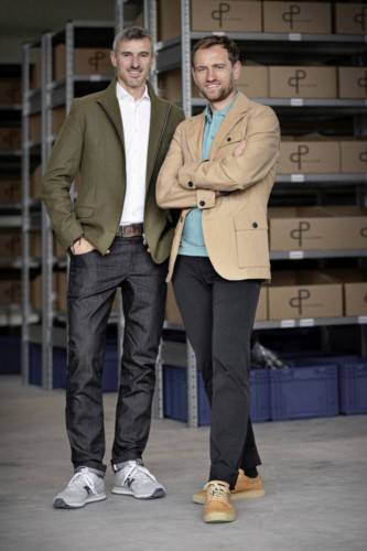 links Jochen Paul, rechts Ulrich Prediger, in ihrem Lager; Outfit: paulprediger.de