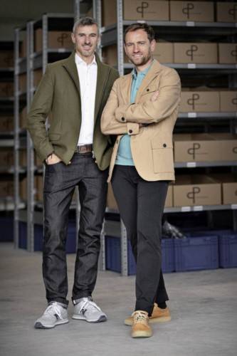 links Jochen Paul, rechts Ulrich Prediger,  in ihrem Lager; Outfit: paulprediger.de