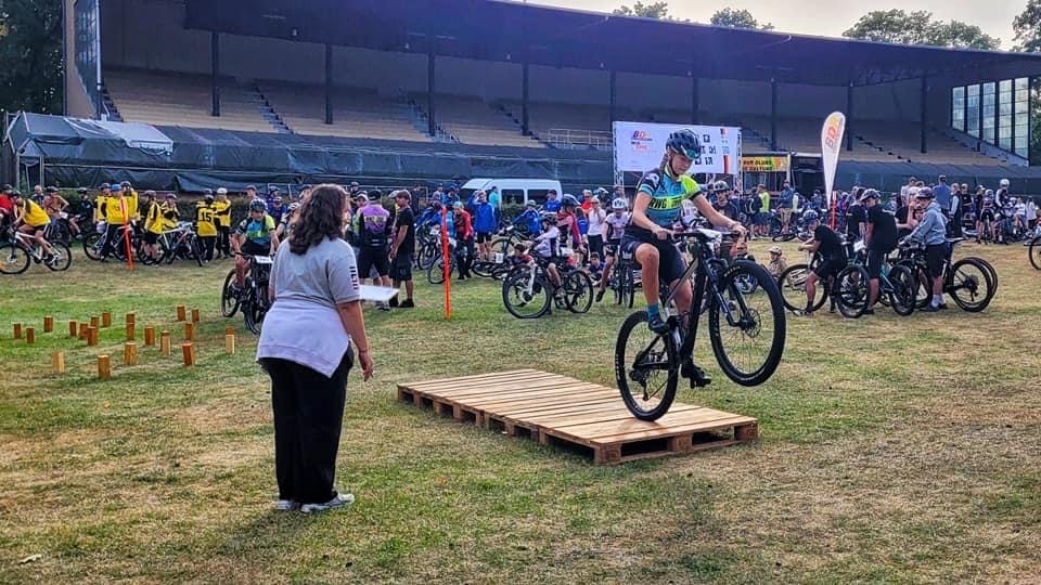 An fünf verschiedenen Stationen wurden die technischen Fähigkeiten und Geschicklichkeiten der Schülerinnen und Schüler geprüft. ©AktionfahrRad / BDR