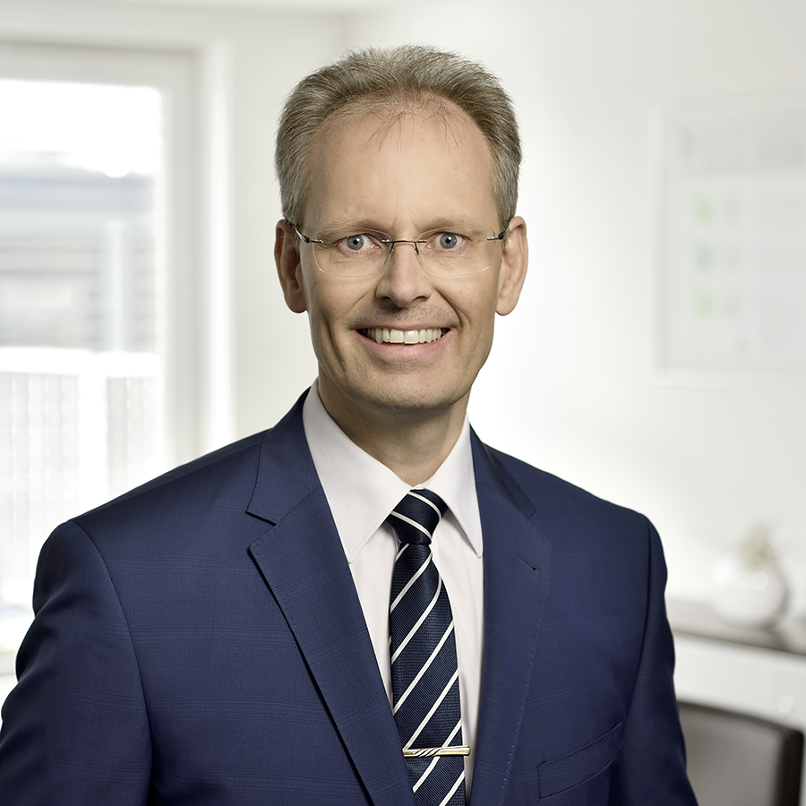 Besonders beeindruckt zeigt sich Udo Buermeyer von der zeitlichen Dimension des Waldprojekts im Wendland. Foto: Wertgarantie | Daniel Möller Fotografie 