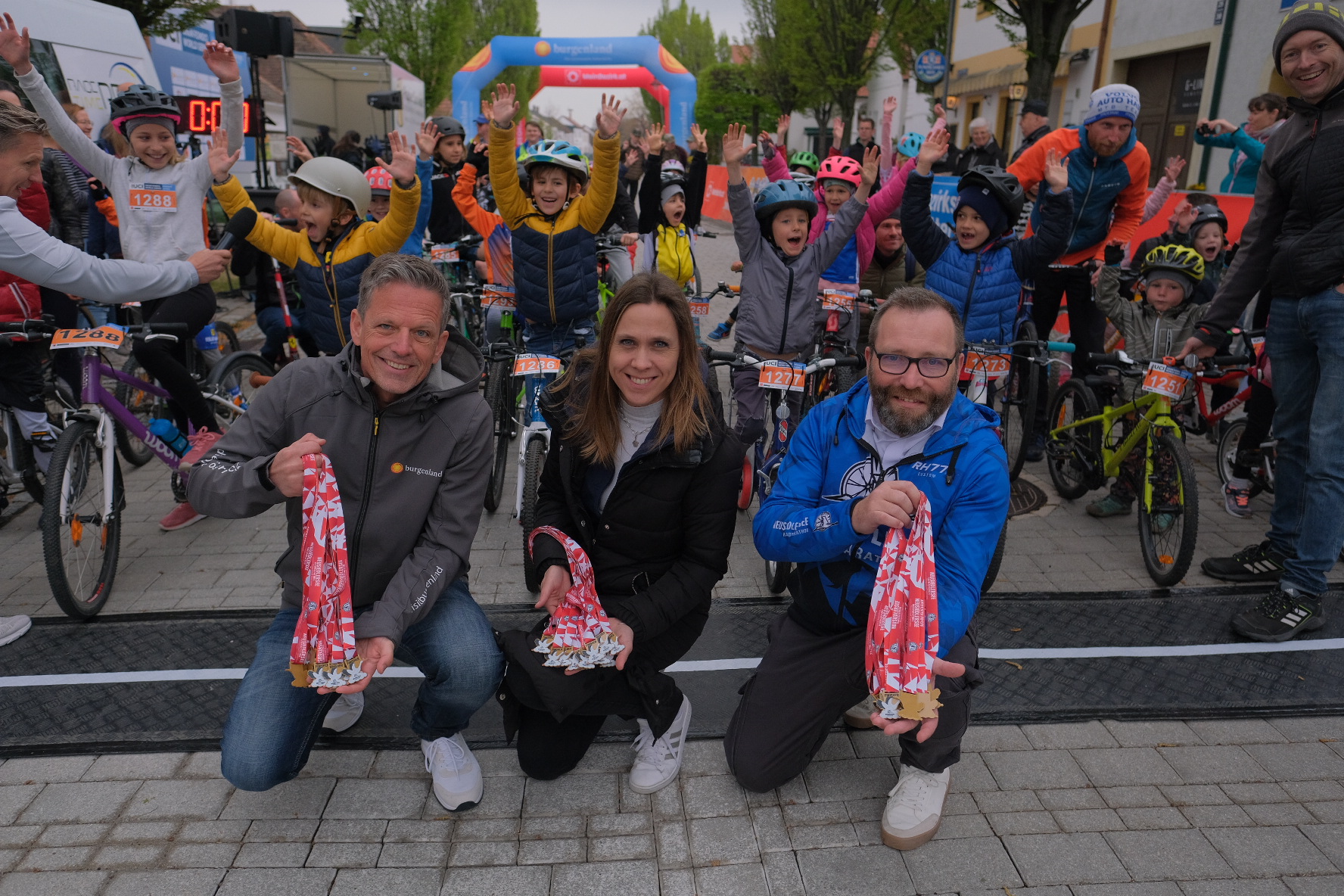 v.l.n.r.: Patrik Hierner (Neusiedler See Tourismus), Organisator Johannes Hessenberger und Andrea Pösch (Mörbisch Tourismus) vor den Kindern