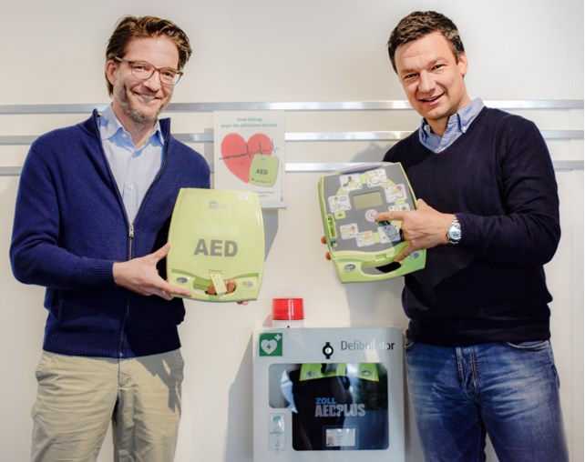 Dominik Thiele (li.) und Christoph Mannel bei der Inbetriebnahme der neuen AEDs. Foto: Philipp Träuptmann / Winora-Staiger GmbH