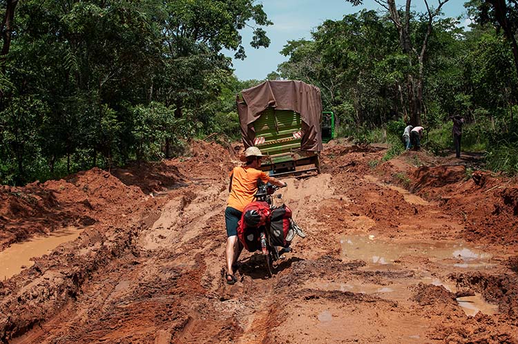 Nach starken Regengüssen in Tanzanias Westen ist an Fahrrad fahren nicht mehr zu denken / Foto: Anselm Pahnke