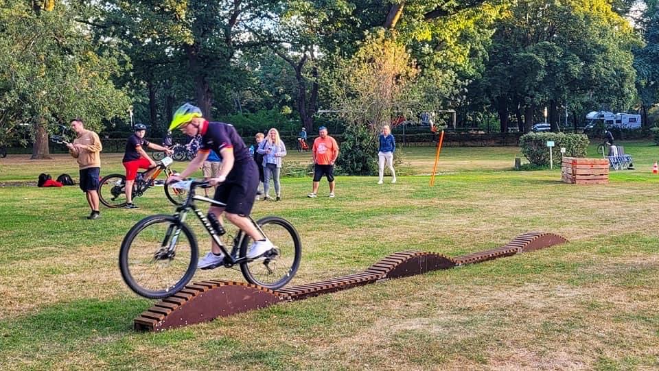 An fünf verschiedenen Stationen wurden die technischen Fähigkeiten und Geschicklichkeiten der Schülerinnen und Schüler geprüft. ©AktionfahrRad / BDR