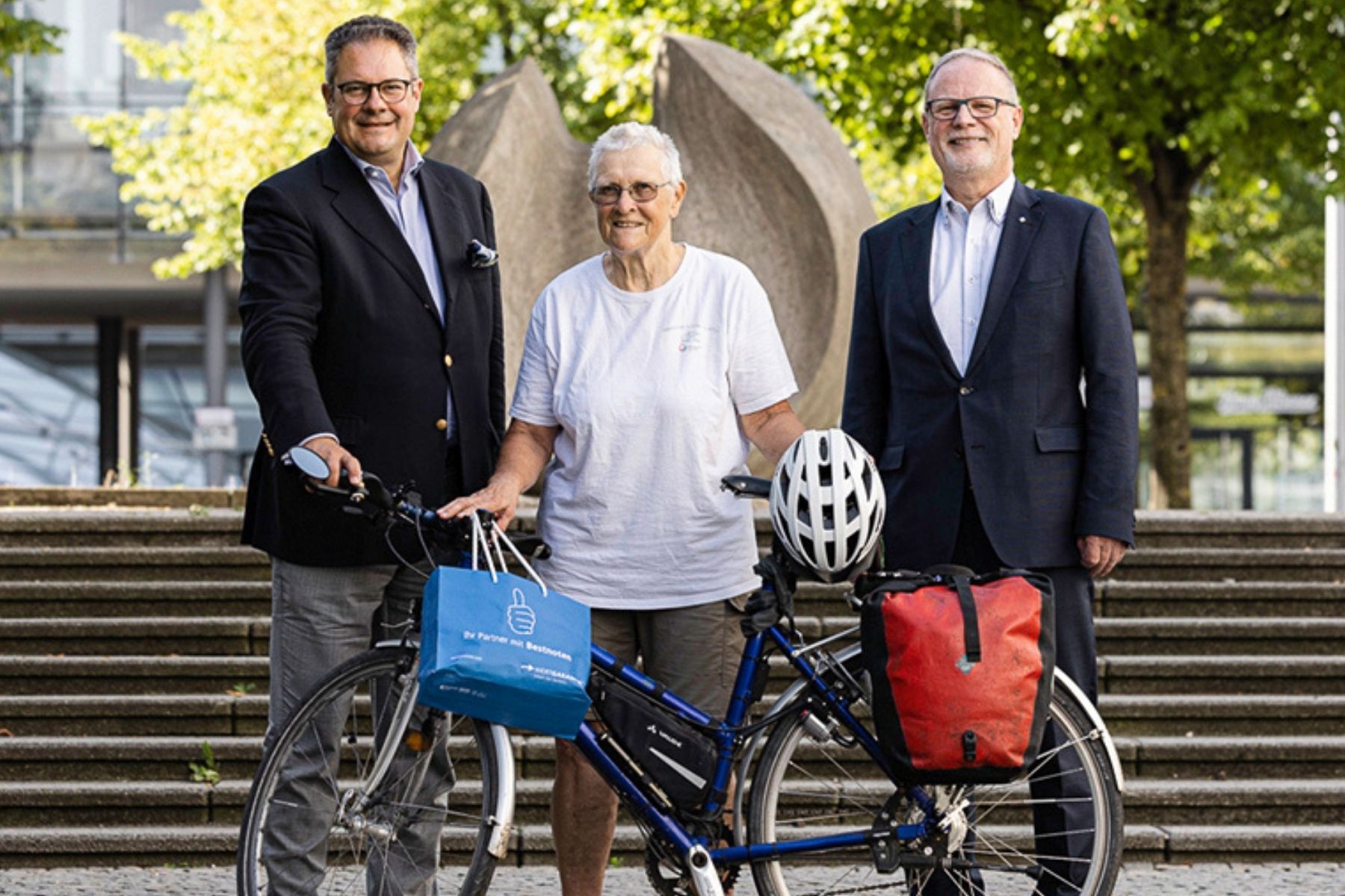 Wieder Tausende Kilometer näher am Ziel Weltumrundung | Schwerer Sturz hält 76-jährige Radlerin nicht vom Spendensammeln ab