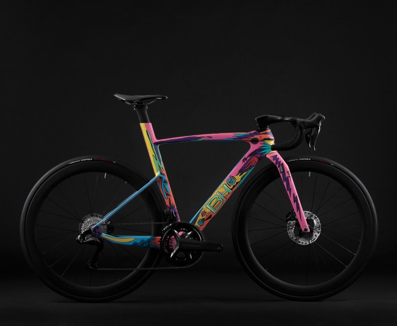 BH Aerolight aus der Hand von Raisa Álava, der Designerin des Tour-Plakats der Tour de France 2023