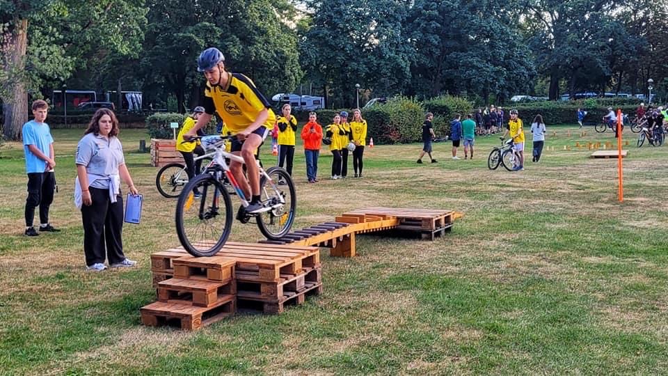 An fünf verschiedenen Stationen wurden die technischen Fähigkeiten und Geschicklichkeiten der Schülerinnen und Schüler geprüft. ©AktionfahrRad / BDR