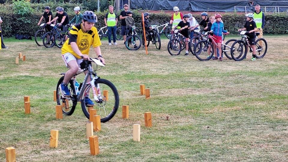 An fünf verschiedenen Stationen wurden die technischen Fähigkeiten und Geschicklichkeiten der Schülerinnen und Schüler geprüft. ©AktionfahrRad / BDR