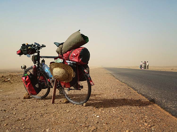 Ein Sandsturm fegt über den heißen Asfalt der Sudanesischen Sahara / Foto: Anselm Pahnke