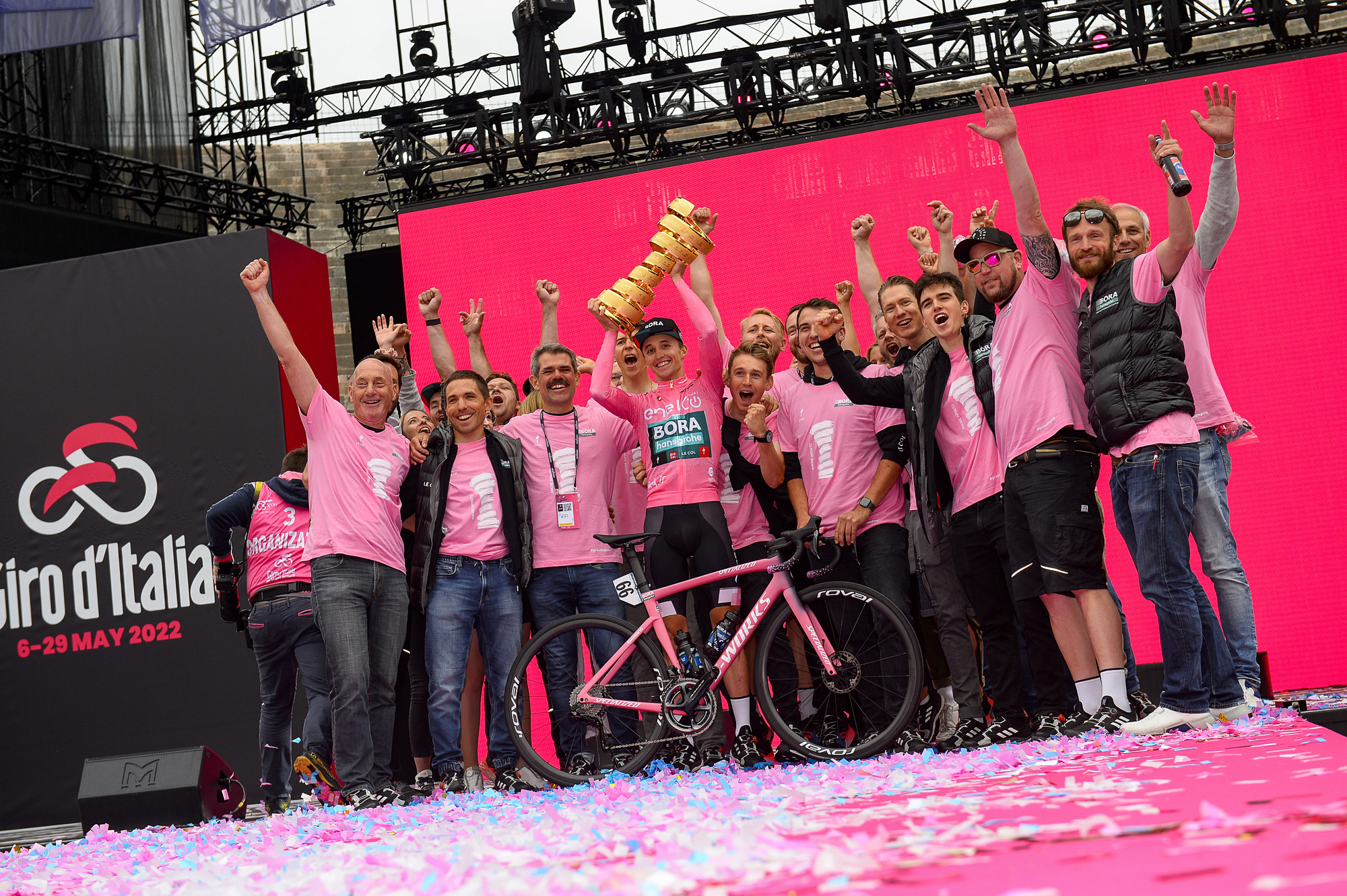 Jai mit seinem Team (Copyright: BORA - hansgrohe / SprintCycling & VeloImages)