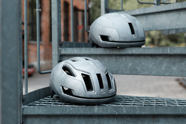 Ride the Silver Smoke. Sweet Protection präsentiert eine Limited Edition in speziellem Farb Drop