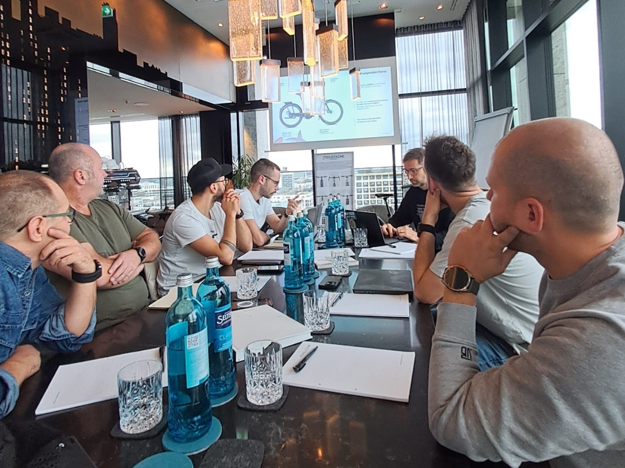 Moustache Bikes initiiert Händler-Dialogreihe „Les Talks Moustache“