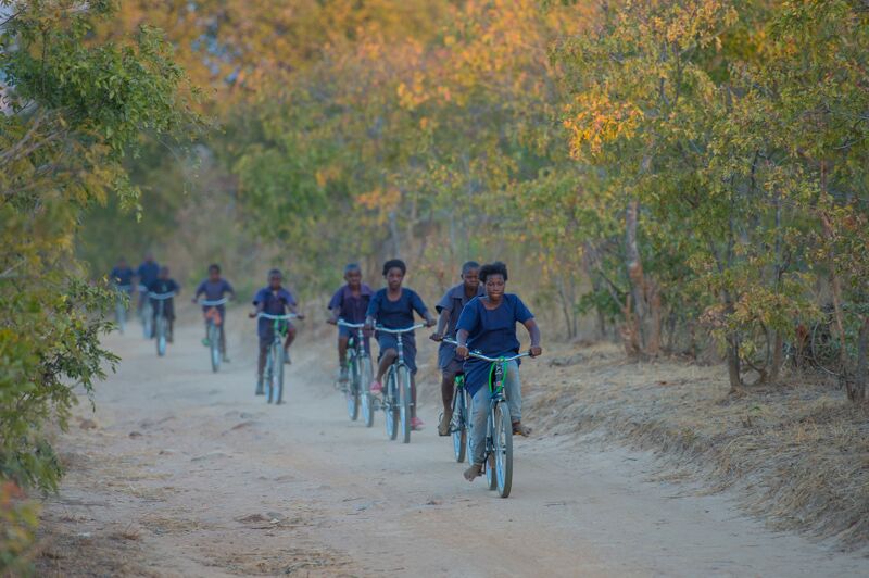 @WorldBicycle Relief/ Im ländlichen Afrika ist der Weg zur Schule oft sehr weit. Zu Fuß kommen die Schüler schon völlig erschöpft in der Schule an. Mit dem Fahrrad brauchen sie nur ein Viertel der Zeit.