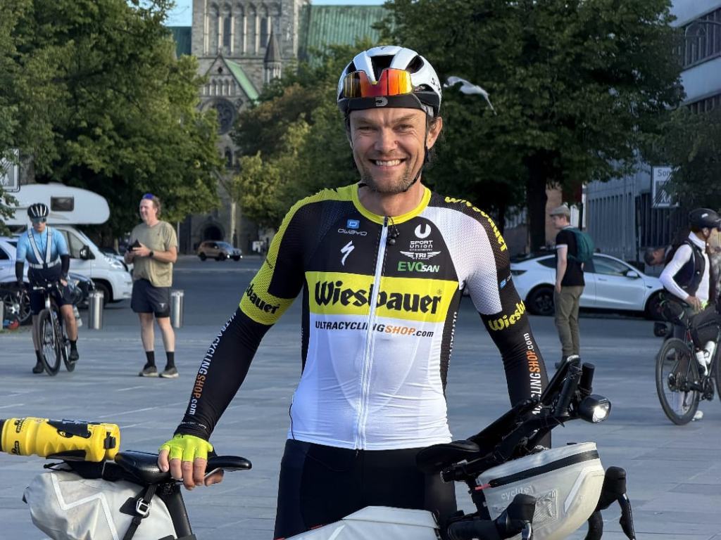 Eiskalter Auftakt im Norden: Christoph Strasser erwischt Traumstart beim Transcontinental Race