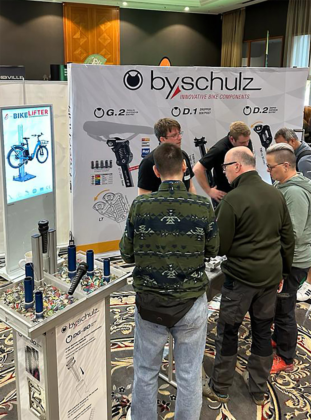 by,schulz Geschäftsführer Robert Koch und Aussendienstmitarbeiter Claudius Kleinsorgen am gut besuchten by,schulz Stand ©by,schulz