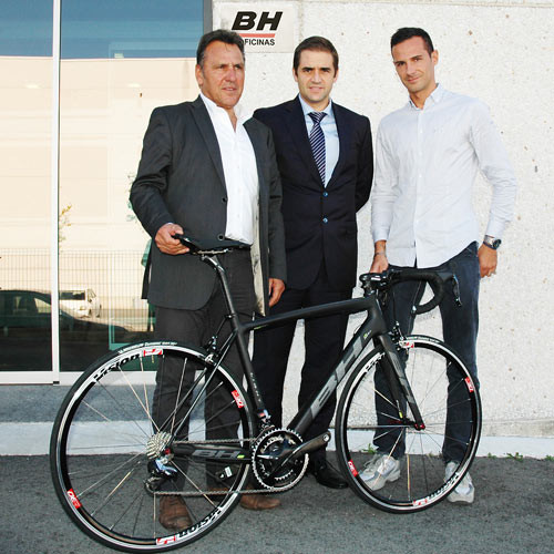 v.l.n.r.: Jean René Bernaudeau (Teammanager), Unai de la Fuente (CEO  BH BIKES), Claudio Marra ( CEO  FSA)  © BH Bikes