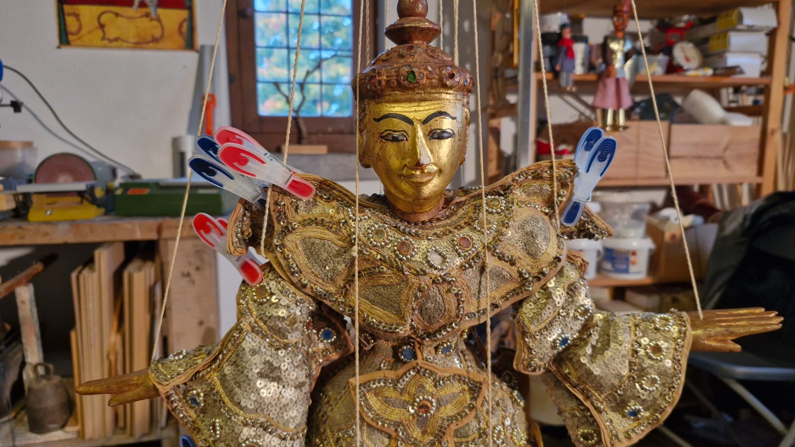 Remise sur fils d'une marionnette birmane Yoke thai tabin