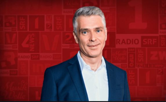 Arena-Moderator Sandro Brotz (Bildquelle: SRF)