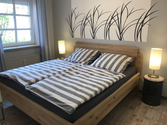 Blick aus dem Flur ins Schlafzimmer