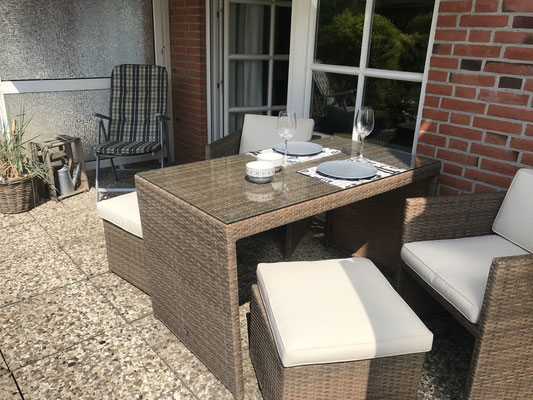 Loungetisch mit Stühlen