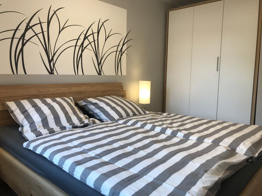 Doppelbett mit Kleiderschrank