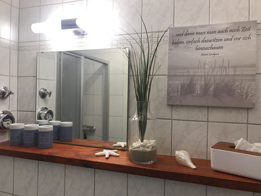 Holzablage mit Utensilien