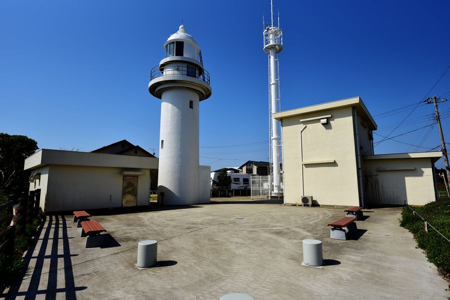 更に北上。1839 磯埼灯台 (茨城県)　先日、敷地内が公開されたニュースがあったので行ってみました。ベンチが置かれています。